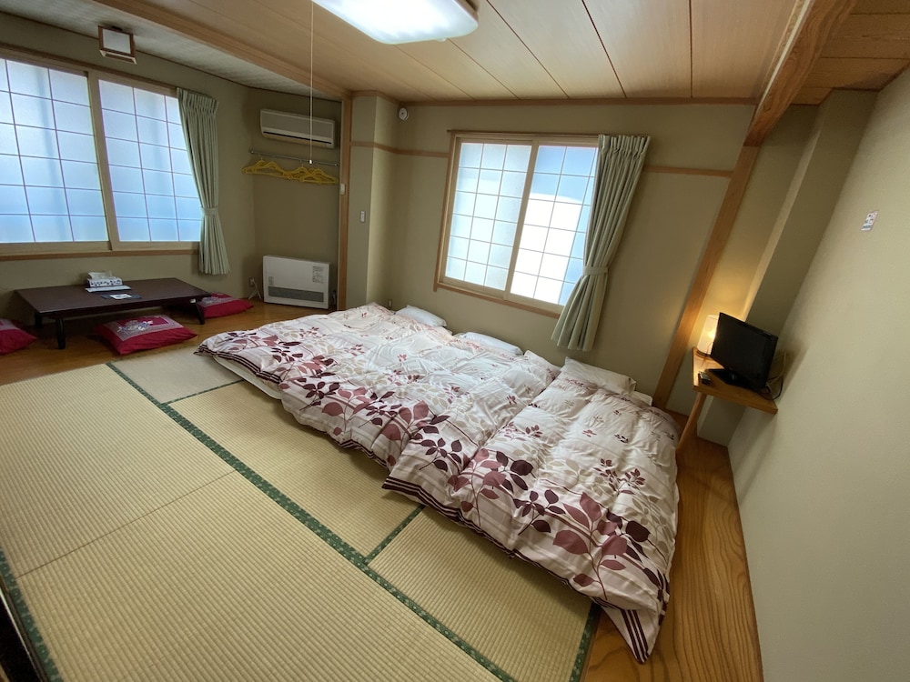 和室 3人部屋 専用トイレ 共用バスルーム 客室5 | Nozawa Dream Central