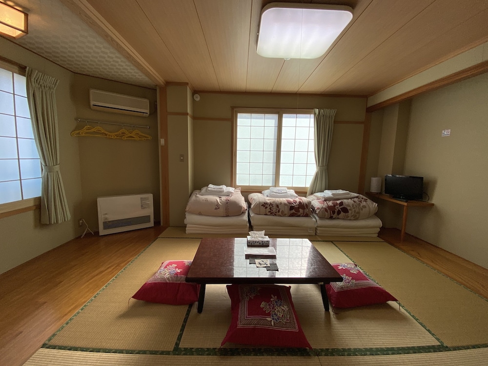 和室 3人部屋 専用トイレ 共用バスルーム 客室6 | Nozawa Dream Central