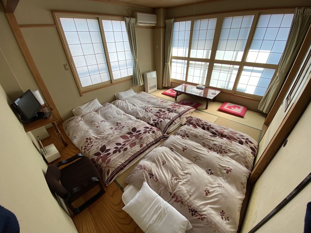 和室 3人部屋 専用トイレ 共用バスルーム 客室1 | Nozawa Dream Central