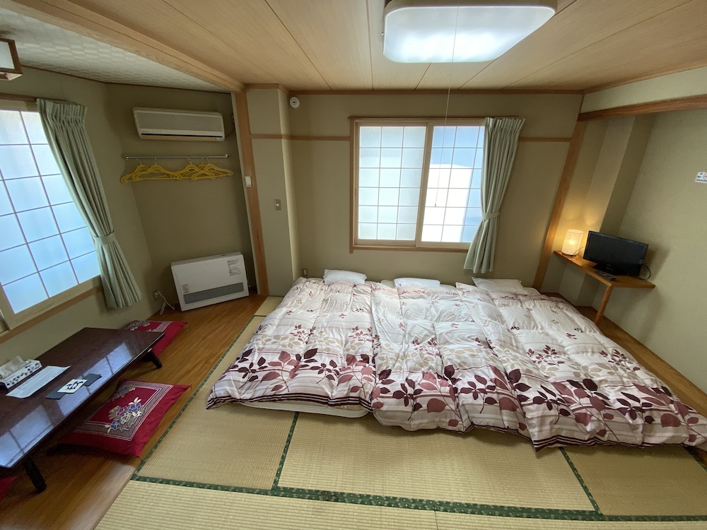 和室 3人部屋 専用トイレ 共用バスルーム 客室3 | Nozawa Dream Central