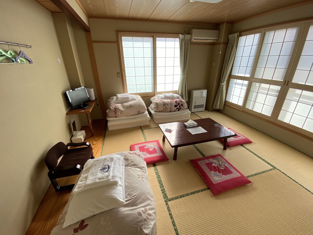 和室 3人部屋 専用トイレ 共用バスルーム | Nozawa Dream Central
