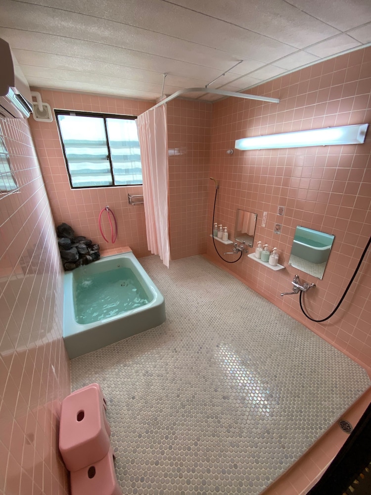 和室 ダブルルーム 専用トイレ 共用バスルーム 共用バスルーム1 | Nozawa Dream Central