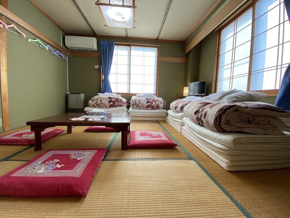 和室 3人部屋 共用トイレ 共用バスルーム 客室1 | Nozawa Dream Central