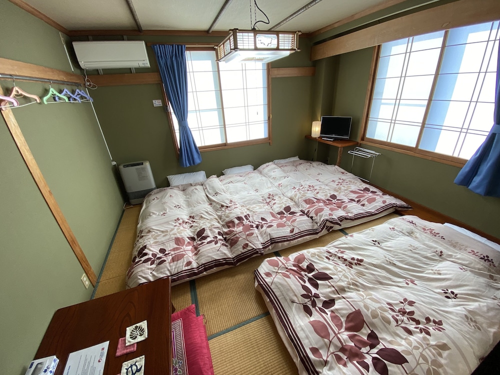 和室 3人部屋 共用トイレ 共用バスルーム 客室2 | Nozawa Dream Central