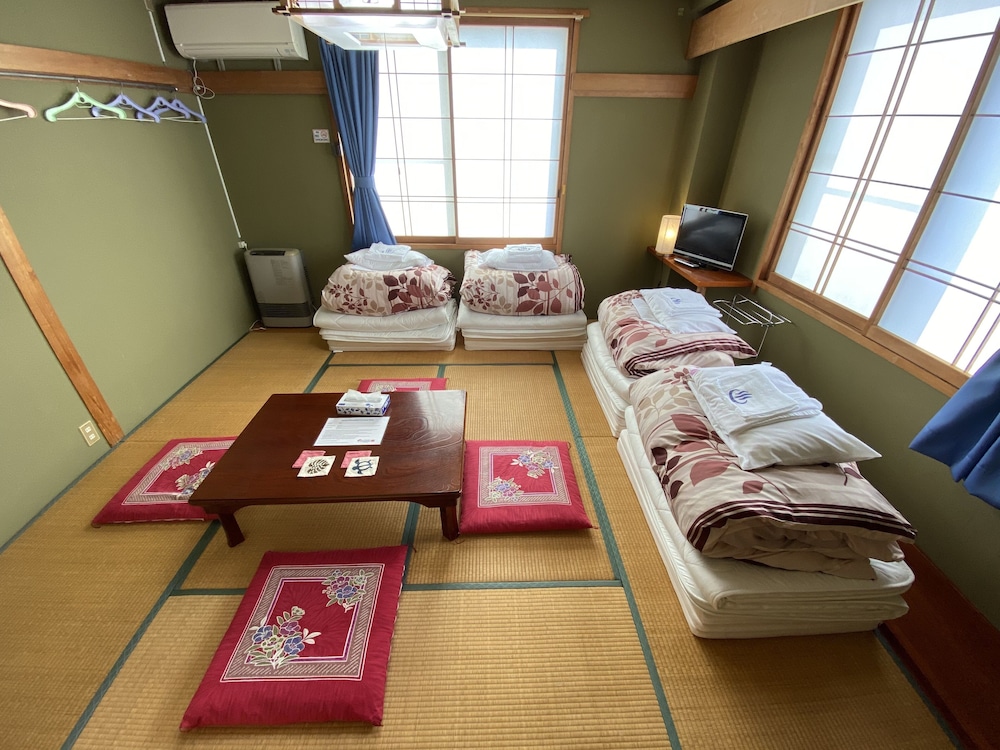 和室 3人部屋 共用トイレ 共用バスルーム 客室4 | Nozawa Dream Central