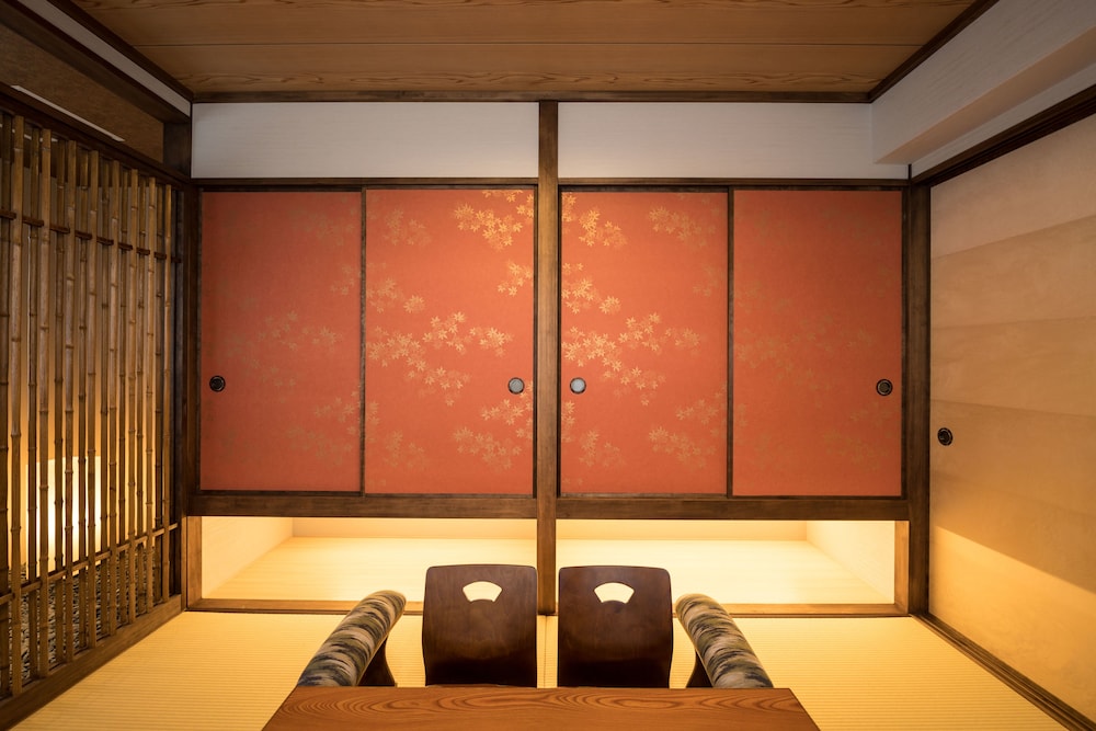 デラックス　ファミリールーム　東山 リビング エリア1 | ホテル四季彩 京都