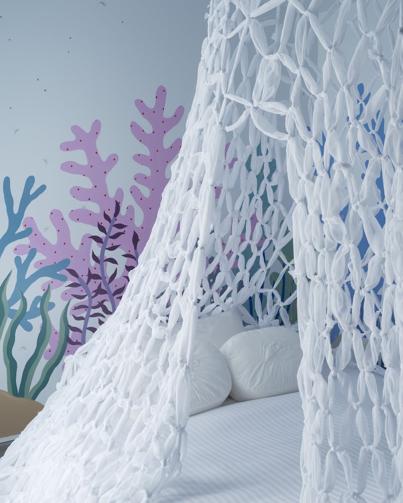 Seabed Canopy “Venus’ Flower Basket” by Lulu Kouno 客室1 | BnA Alter Museum