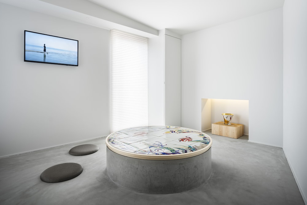 Stillness with Japanese Modern Ceramic “2019/3019” by SHOWKO 客室3 | BnA Alter Museum