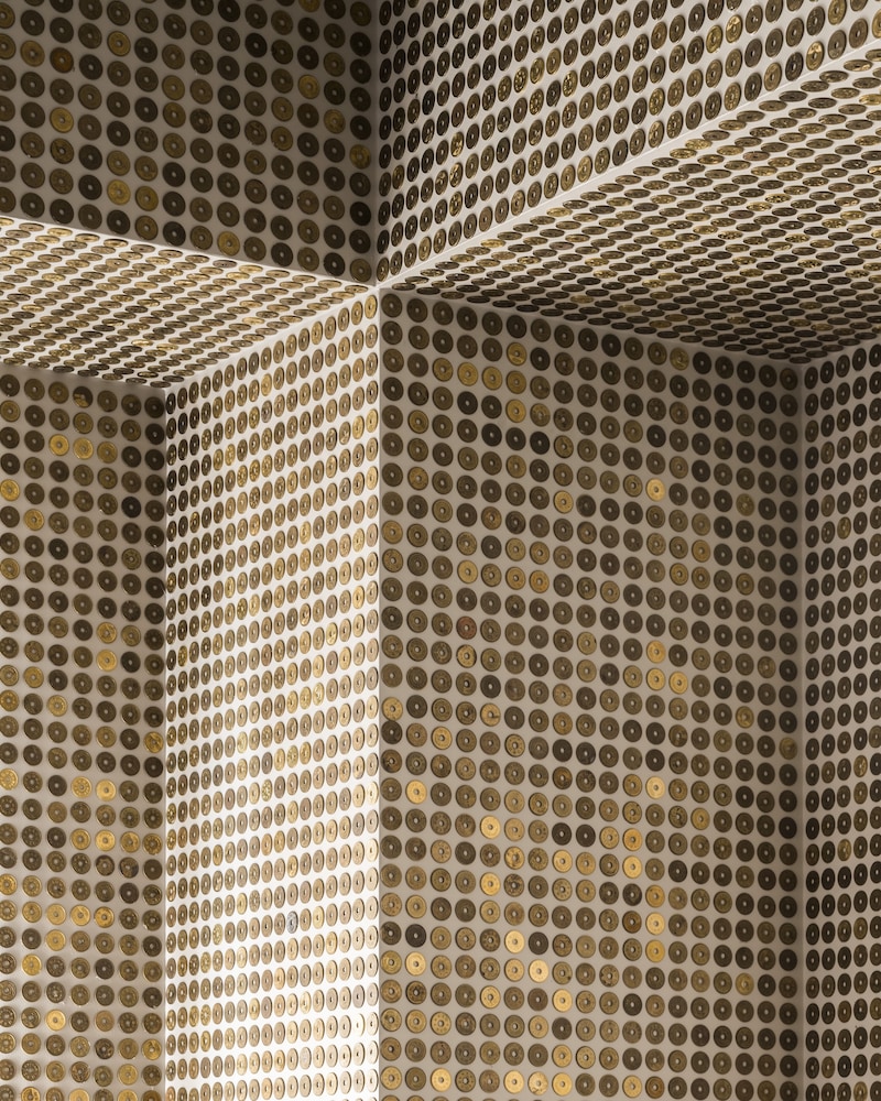 Room built of fortune coins “goen no ma” by Ryuichi Ohira 客室3 | BnA Alter Museum