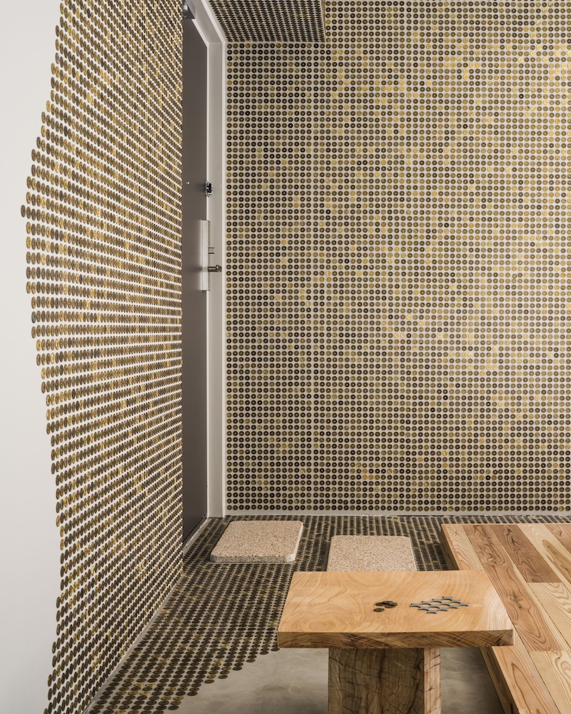 Room built of fortune coins “goen no ma” by Ryuichi Ohira 客室2 | BnA Alter Museum