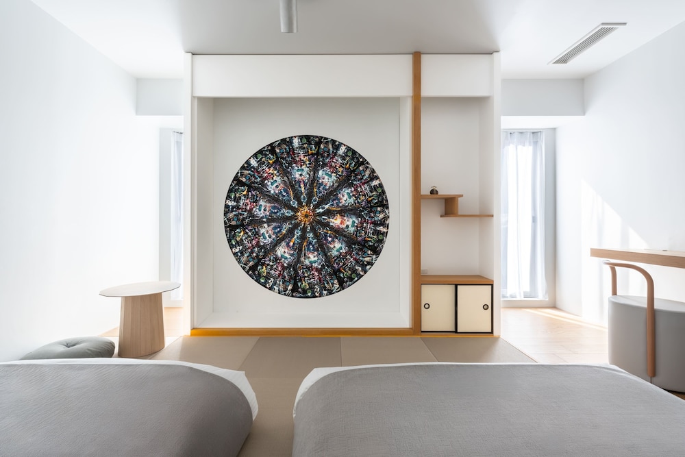 Hypnotic Kinetic Vortex Room “MY ROOM” by Akiyoshi Mishima 客室1 | BnA Alter Museum