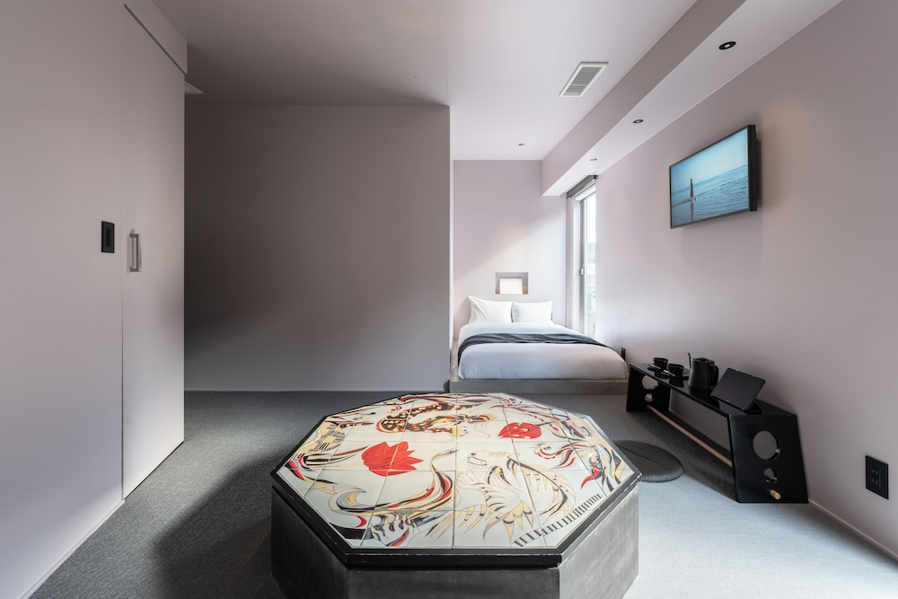 Stillness with Japanese Modern Ceramic “2019/3019” by SHOWKO 客室4 | BnA Alter Museum