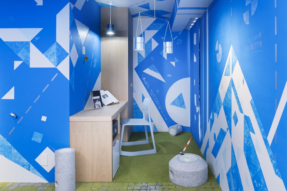 Room of Poetic Moonlight "A Model of Our Blue Heterotopia" by Yusuke Nakano / Paramodel 客室1 | BnA Alter Museum