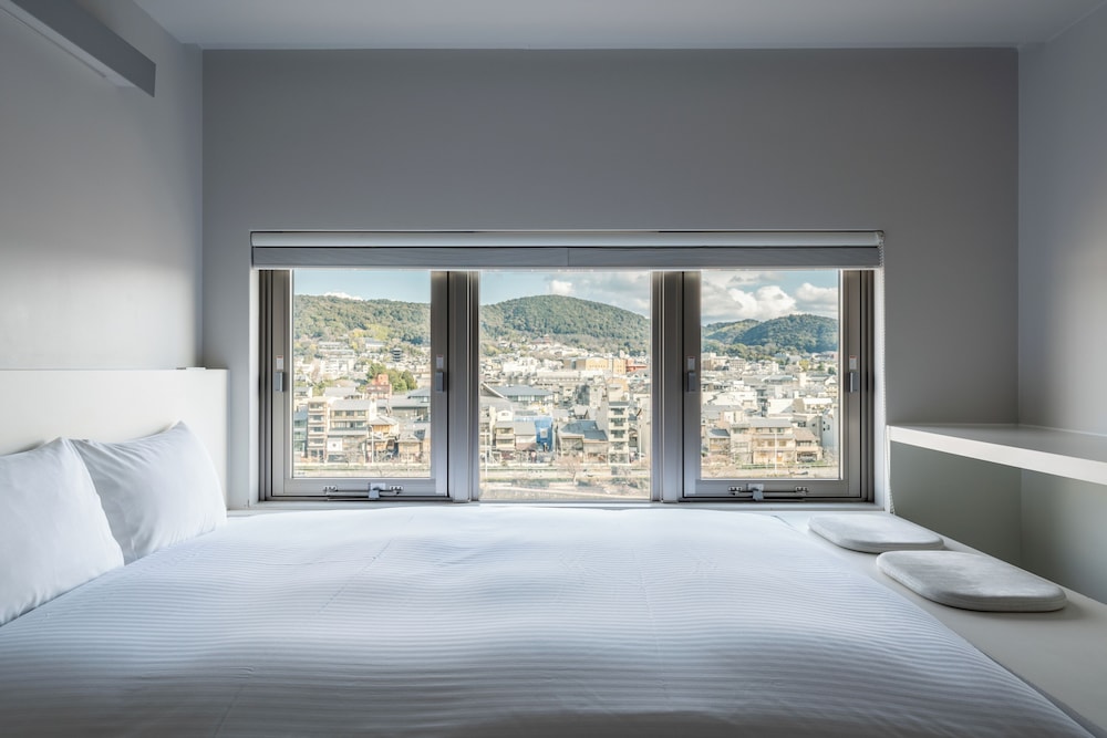 Minimalist Zen Art Room “From one stroke” by Mina Katsuki 客室1 | BnA Alter Museum