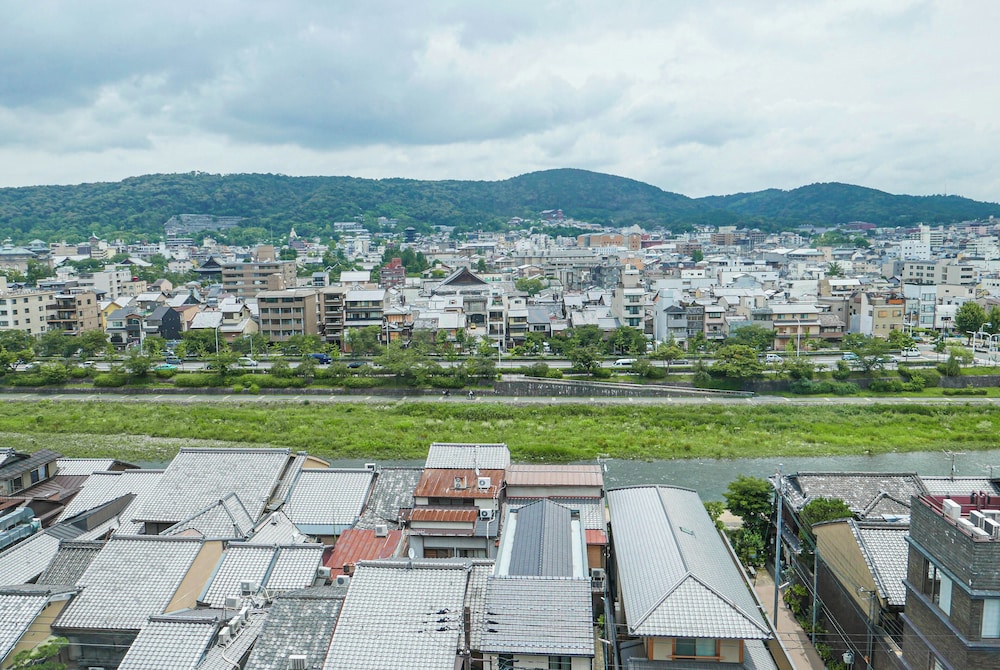 Minimalist Zen Art Room “From one stroke” by Mina Katsuki シティ ビュー0 | BnA Alter Museum