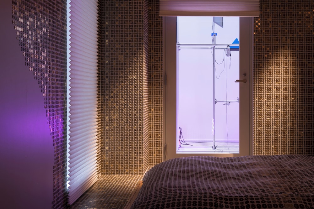 Room built of fortune coins “goen no ma” by Ryuichi Ohira 客室5 | BnA Alter Museum