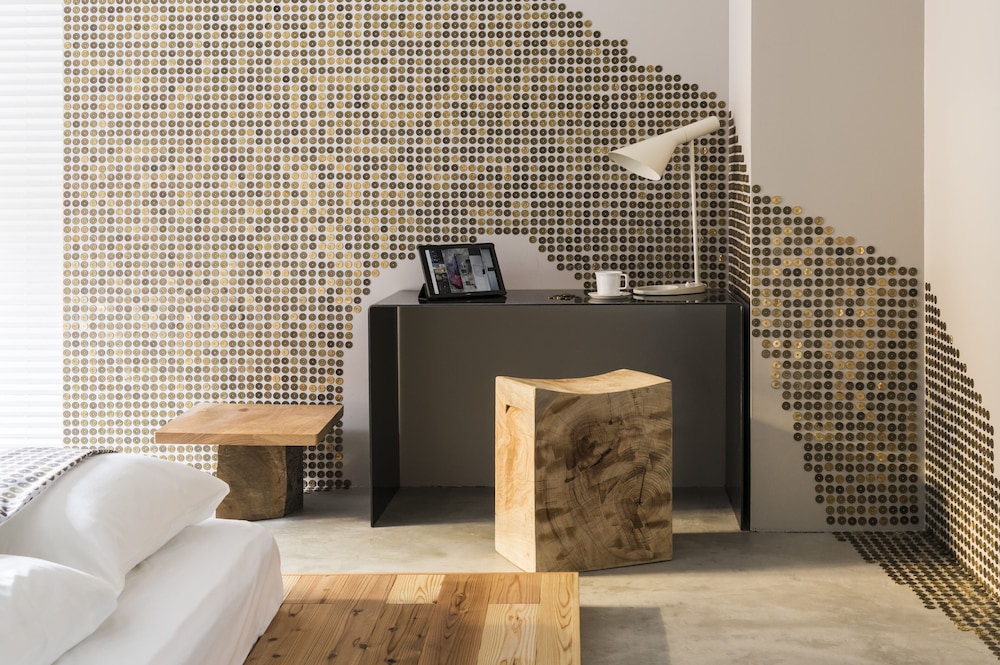 Room built of fortune coins “goen no ma” by Ryuichi Ohira 客室4 | BnA Alter Museum