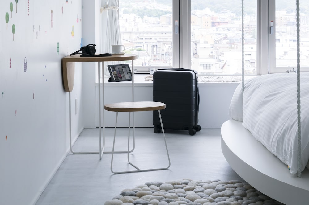 Tunnel of dreams “Dream of a trip, journey of a dream” by Lulu Kouno 客室2 | BnA Alter Museum