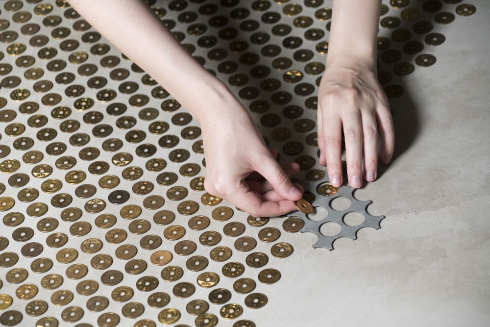 Room built of fortune coins “goen no ma” by Ryuichi Ohira 客室1 | BnA Alter Museum