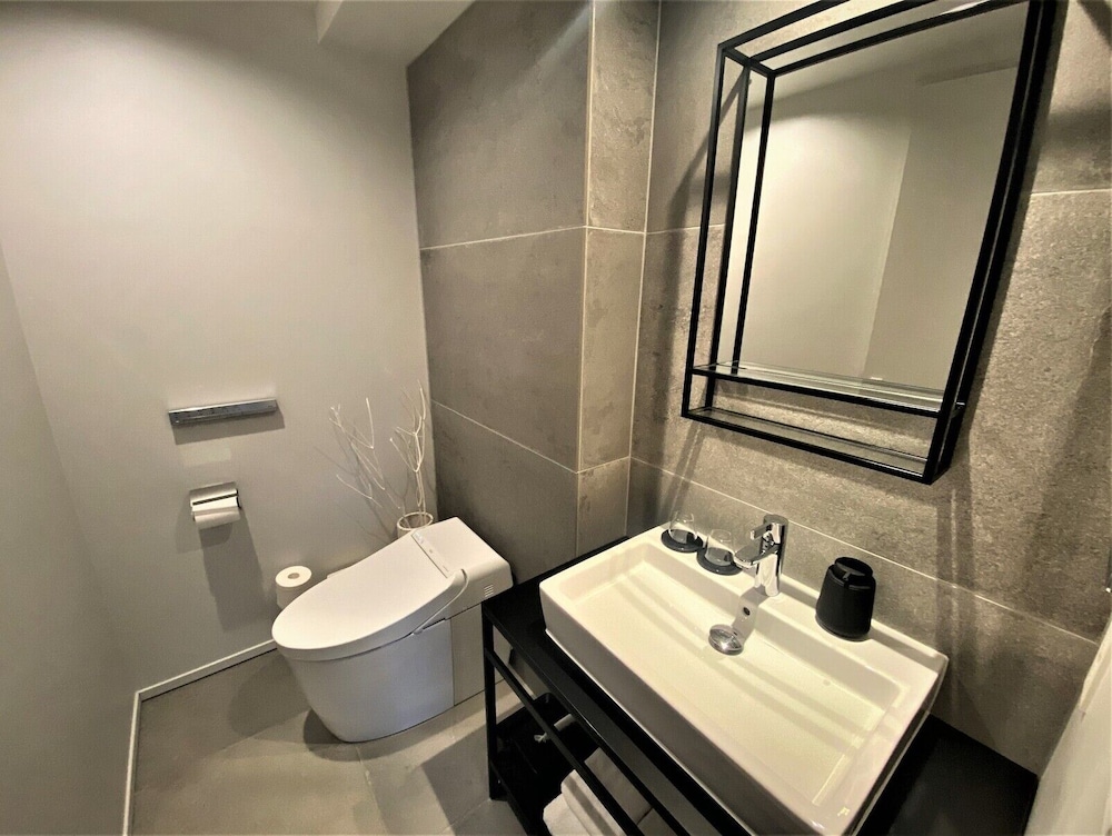 Minimalist Zen Art Room “From one stroke” by Mina Katsuki バスルーム1 | BnA Alter Museum