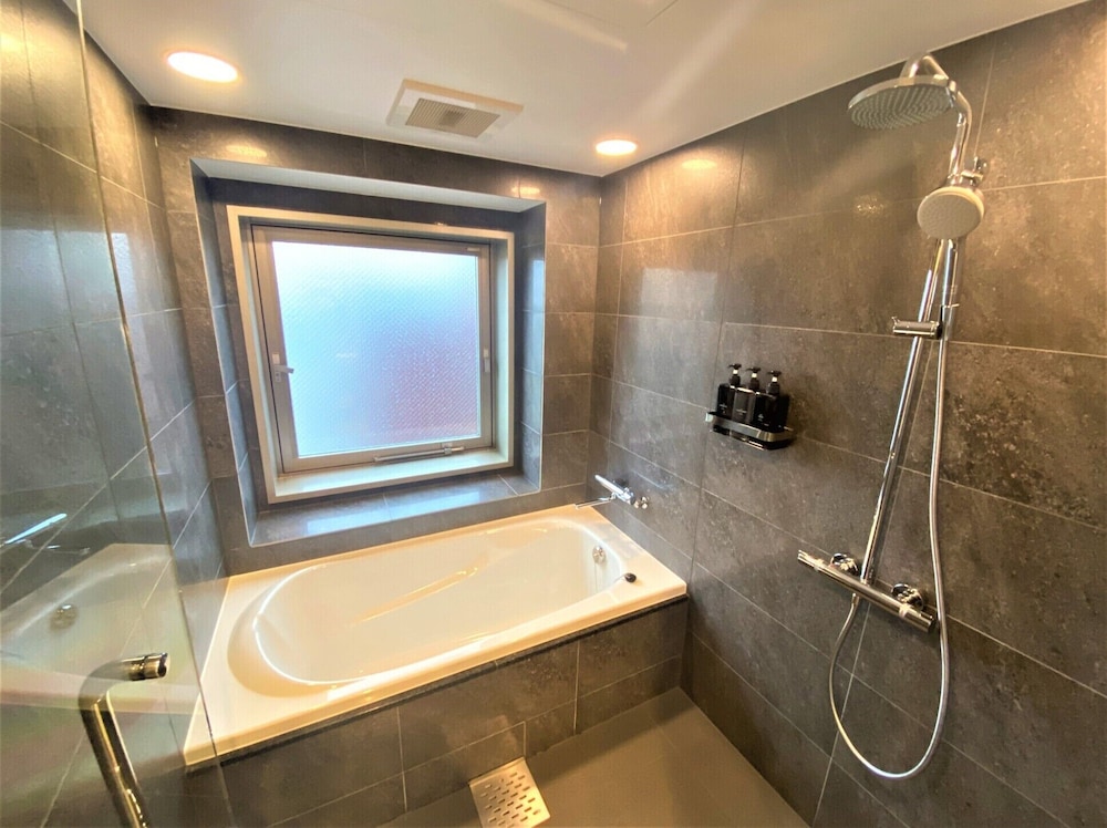 Minimalist Zen Art Room “From one stroke” by Mina Katsuki バスルーム0 | BnA Alter Museum