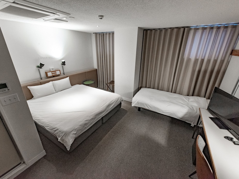 スタジオツインルーム 喫煙 (ダブルベッド1台およびシングルソファベッド1台） 客室4 | ホテルリリーフ小倉 ANNEX