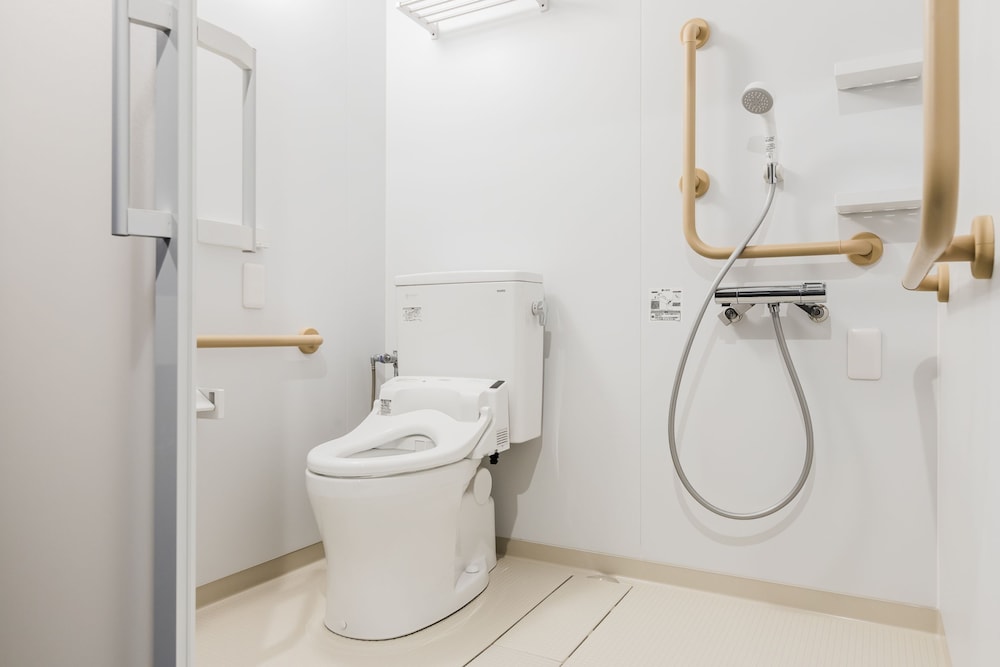 デラックスツイン（バリアフリー対応） バスルーム0 | PLAYSIS ASAKUSA