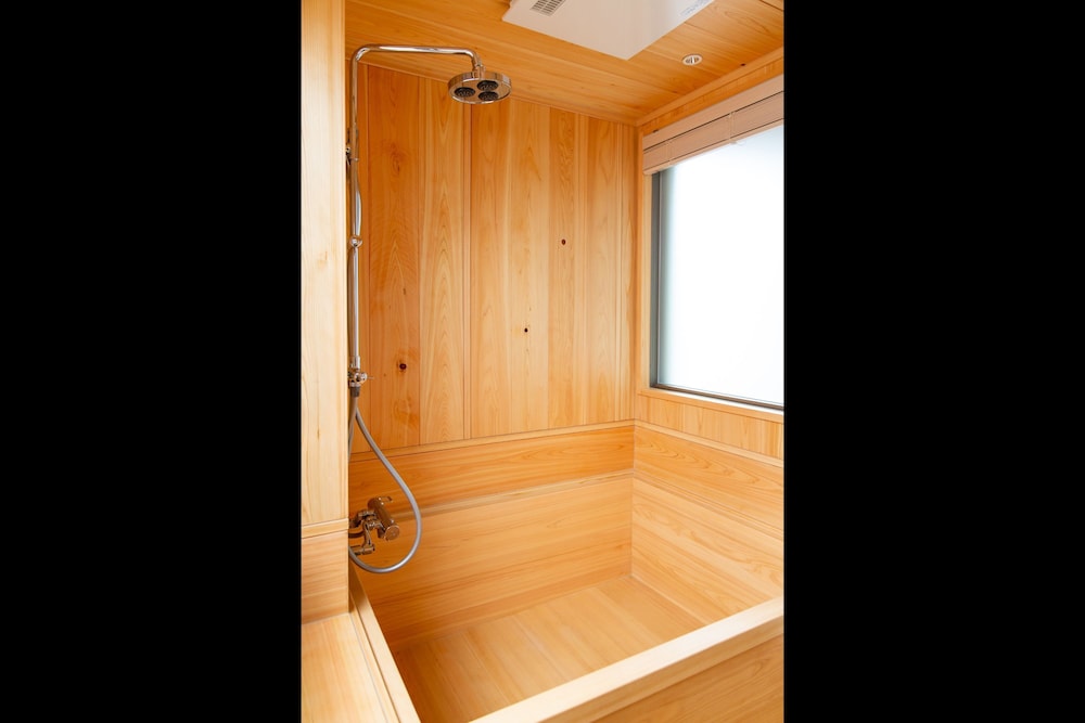 デラックス ツインルーム シングルベッド 2 台 禁煙 専用バスルーム バスルーム2 | eph TAKAYAMA（エフ高山）