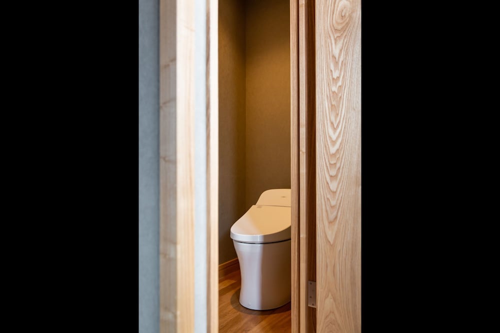 クラシック ツインルーム シングルベッド 2 台 禁煙 専用バスルーム バスルーム1 | eph TAKAYAMA（エフ高山）