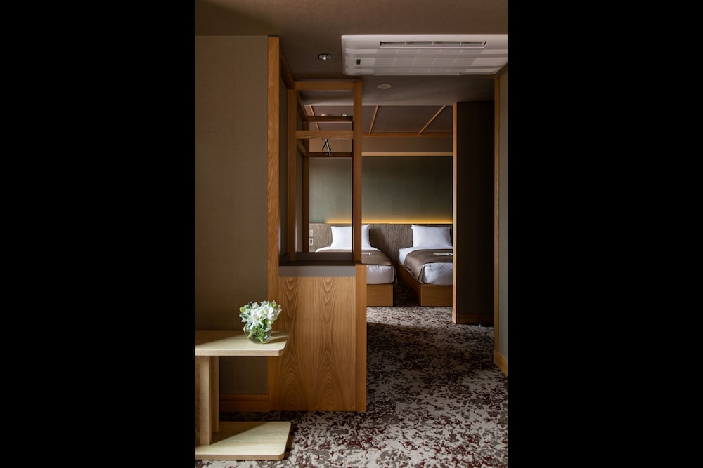 デラックス ツインルーム シングルベッド 2 台 禁煙 専用バスルーム 客室4 | eph TAKAYAMA（エフ高山）