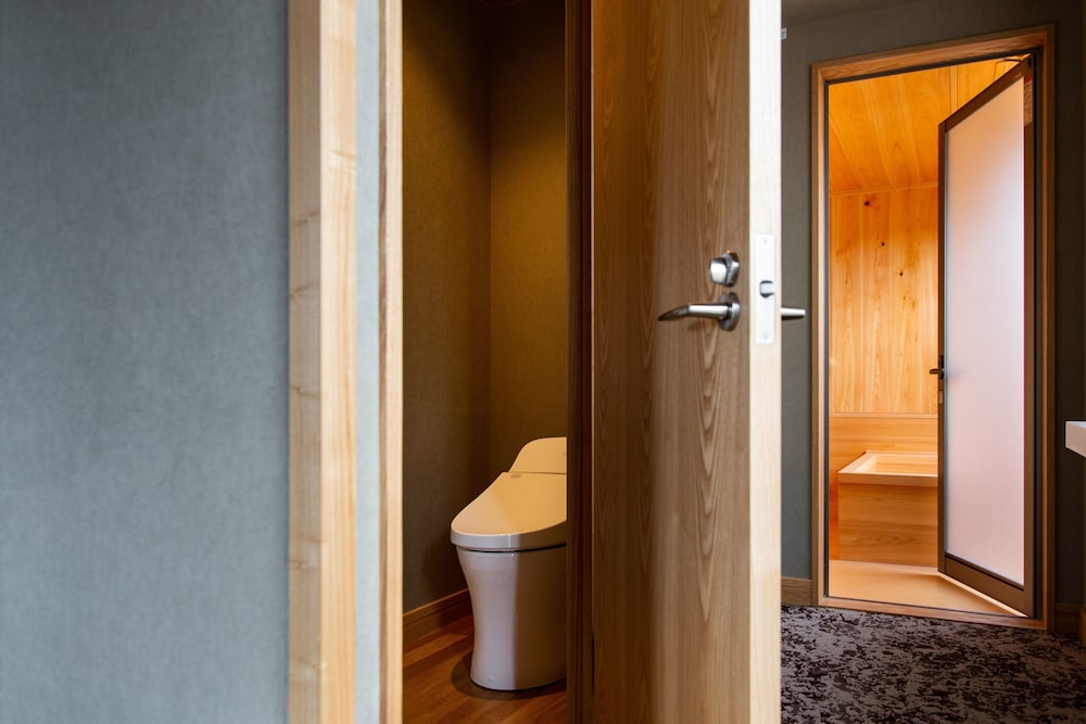 エクスクルーシブ スイート ベッド (複数台) 禁煙 専用バスルーム バスルーム0 | eph TAKAYAMA（エフ高山）