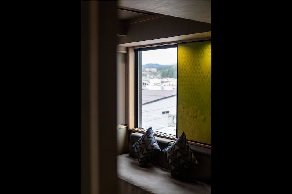 デラックス ツインルーム シングルベッド 2 台 禁煙 専用バスルーム 客室5 | eph TAKAYAMA（エフ高山）