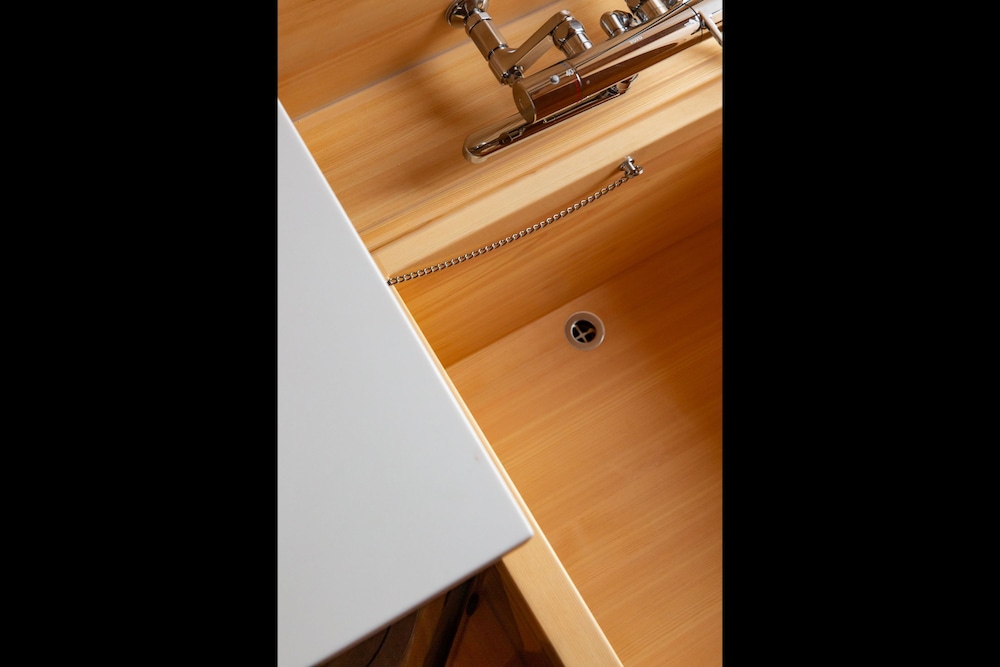 クラシック ツインルーム シングルベッド 2 台 禁煙 専用バスルーム バスルーム4 | eph TAKAYAMA（エフ高山）