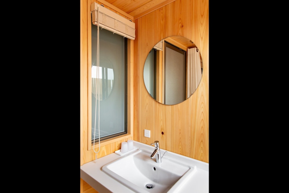 デラックス ツインルーム シングルベッド 2 台 禁煙 専用バスルーム バスルーム3 | eph TAKAYAMA（エフ高山）