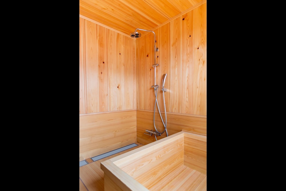 エクスクルーシブ スイート ベッド (複数台) 禁煙 専用バスルーム バスルーム2 | eph TAKAYAMA（エフ高山）