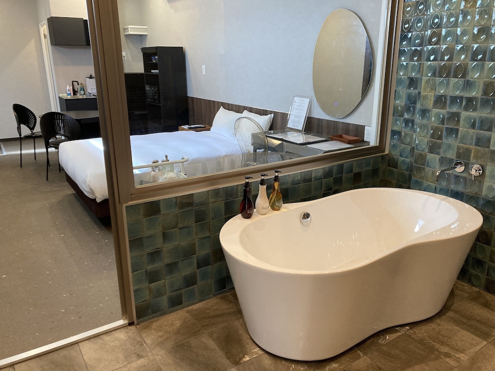 ダブルルーム バスルーム1 | クリスタルパーク久松