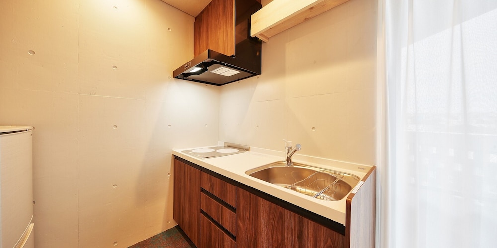 デラックス ツインルーム ベッド (複数台) 専用キッチン0 | よみたんコンドホテル ND