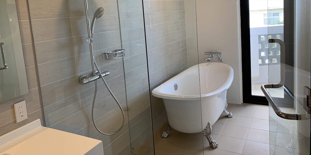 トリプルルーム ベッド (複数台) バスルーム1 | よみたんコンドホテル ND