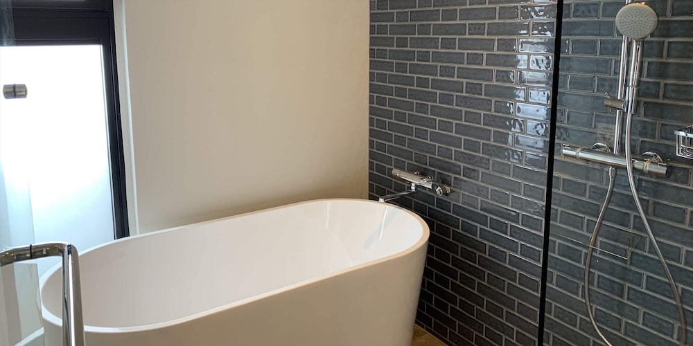 ベーシック ツインルーム ベッド (複数台) バスルーム1 | よみたんコンドホテル ND