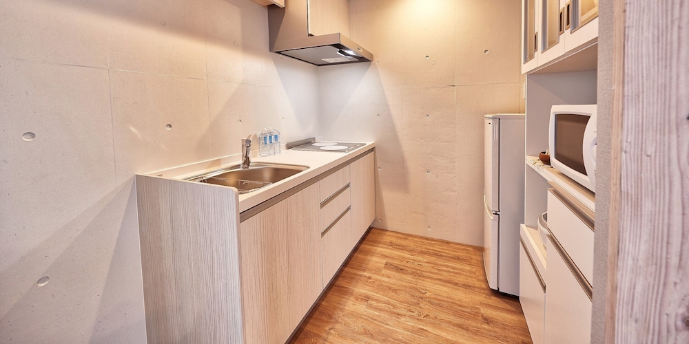 トリプルルーム ベッド (複数台) 専用キッチン0 | よみたんコンドホテル ND