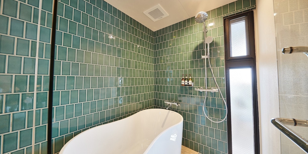 ベーシック ツインルーム ベッド (複数台) バスルーム2 | よみたんコンドホテル ND