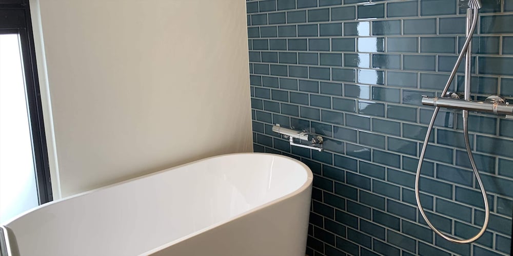 ベーシック ツインルーム ベッド (複数台) バスルームのシャワー0 | よみたんコンドホテル ND