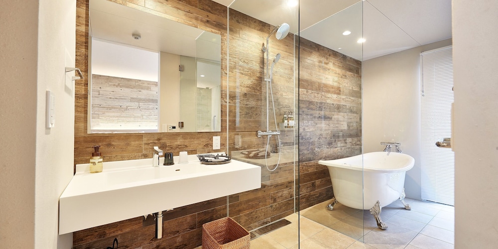 デラックス ツインルーム ベッド (複数台) バスルーム3 | よみたんコンドホテル ND