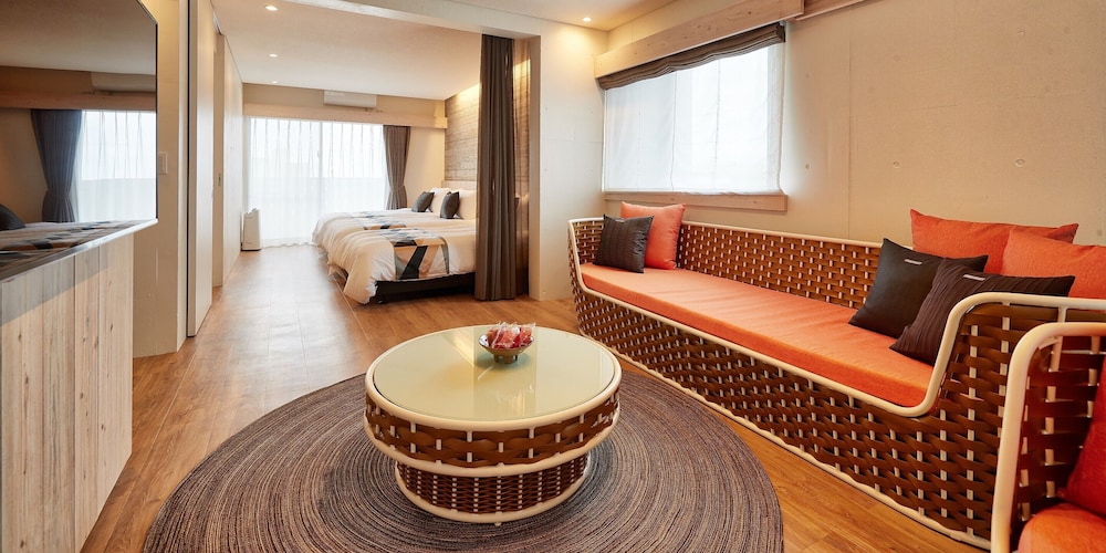 トリプルルーム ベッド (複数台) 客室1 | よみたんコンドホテル ND