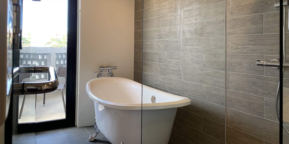 トリプルルーム ベッド (複数台) バスルーム0 | よみたんコンドホテル ND