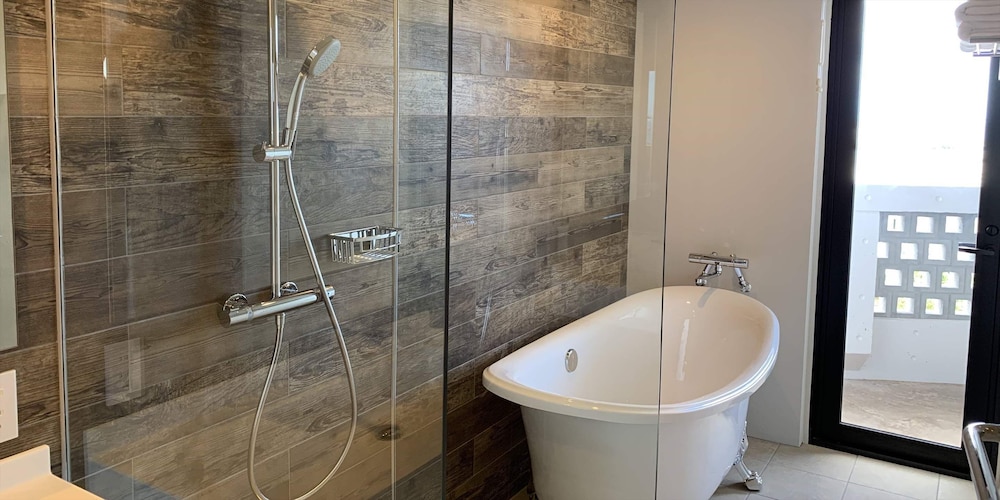 デラックス ツインルーム ベッド (複数台) バスルーム0 | よみたんコンドホテル ND