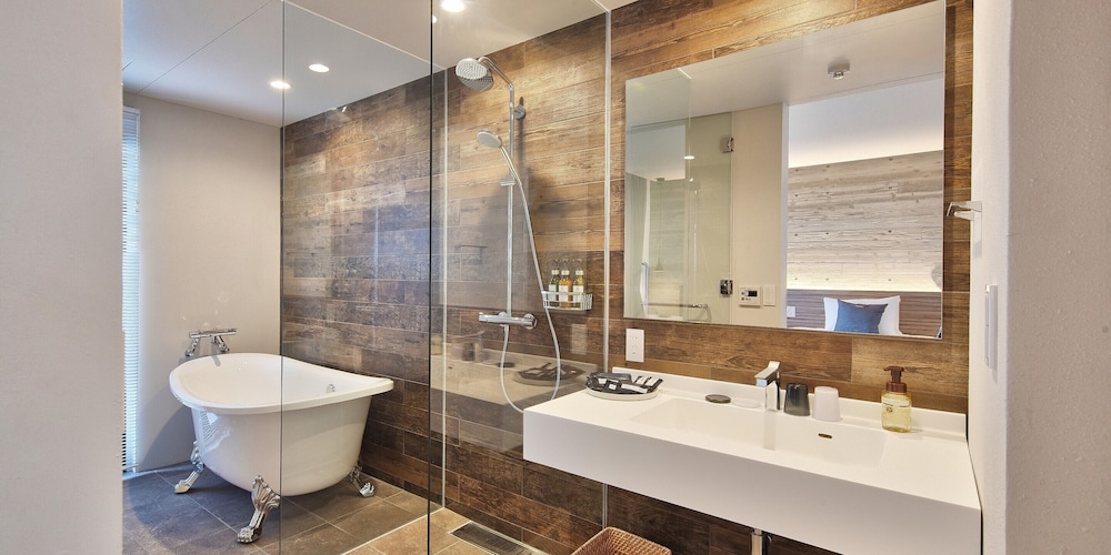 デラックス ツインルーム ベッド (複数台) バスルーム2 | よみたんコンドホテル ND