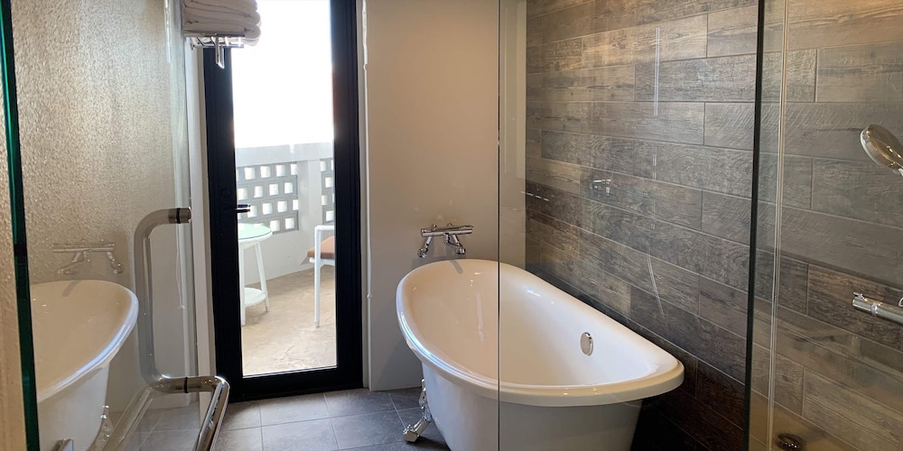 デラックス ツインルーム ベッド (複数台) バスルーム1 | よみたんコンドホテル ND