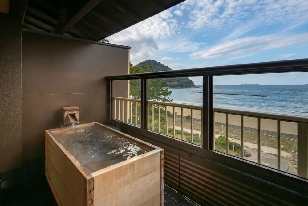 ベーシック 4 人部屋 禁煙 オーシャンビュー 部屋からの景観0 | 宵待ちの宿 萩一輪