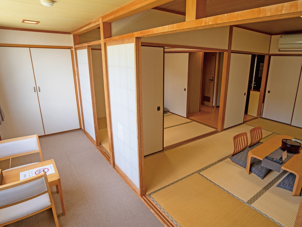 和室10畳+4.5畳(広縁,トイレ,洗面所,床の間付き) 客室4 | 紀伊見荘
